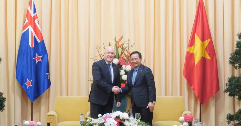 Chairman of the Ho Chi Minh City People’s Committee Nguyen Van Duoc (R) meets with New Zealand Prime Minister Christopher Luxon on February 28. (Photo: VNA)