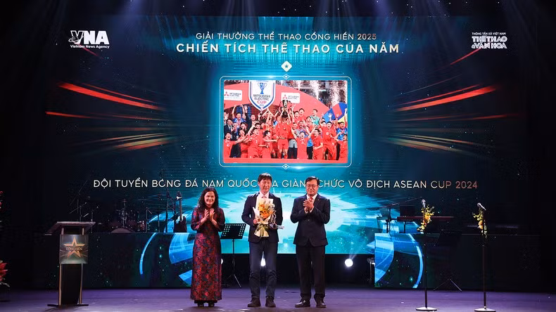 Coach Kim Sang-sik receives the Sports Achievement of the Year award.