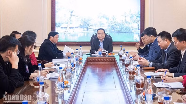 NA Chairman Tran Thanh Man talks with relevant units at the rehearsal of the third Dien Hong Award Ceremony.