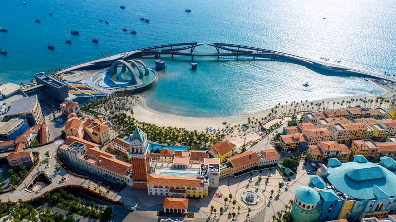 In addition to its beautiful nature, Phu Quoc also boasts many iconic tourist attractions such as Sunset Town, the Kiss Bridge, and year-round fireworks displays. In addition to its beautiful nature, Phu Quoc also boasts many iconic tourist attractions such as Sunset Town, the Kiss Bridge, and year-round fireworks displays.