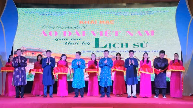 The ribbon cutting ceremony for the exhibition.
