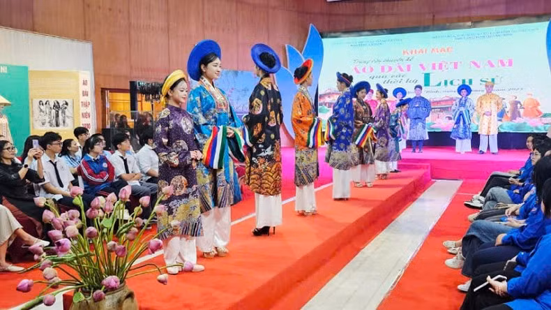 The collection of Ao Dai for women, men and children at the event.