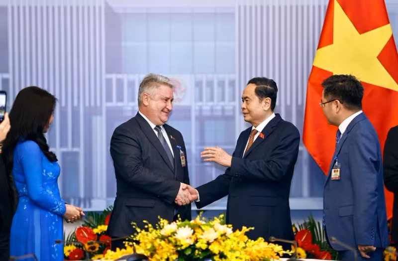 NA Chairman Tran Thanh Man (right) on April 29 hosts Vice Chairman of the House of Representatives of the National Assembly of Belarus Ipatau Vadzim (Photo: VNA) 
