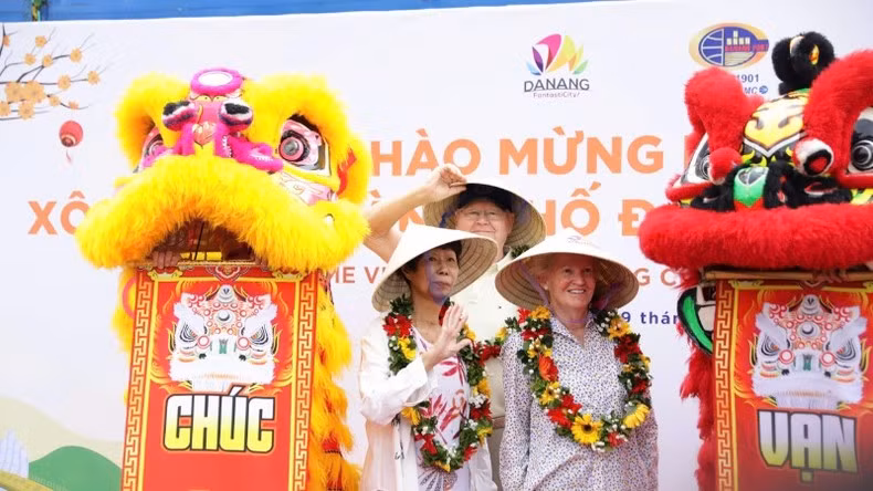 Visitors from the US and England visit Da Nang on the first day of Lunar New Year. (Photo: ANH DAO) Visitors from the US and England visit Da Nang on the first day of Lunar New Year. (Photo: ANH DAO)