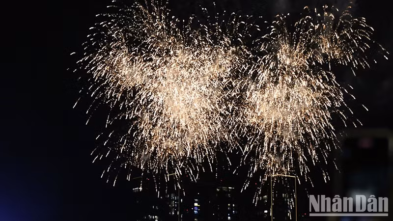 High-altitude fireworks will be displayed at the Saigon River Tunnel area during the New Year 2025 celebration. (Photo: The Anh).