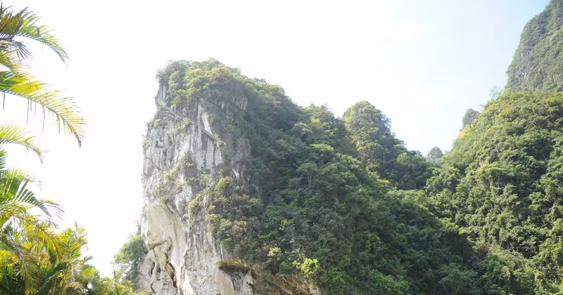Journalist Cave is located within the limestone mountain range in Lam Son Commune, Luong Son District, Hoa Binh Province. (Photo: TRAN HAI)