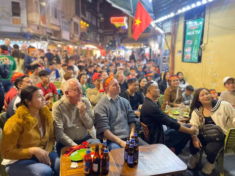 Vietnamese people and foreign visitors gather on Ta Hien Street (Hanoi) to celebrate the Vietnam national football team's win. (Photo: BAO ANH)