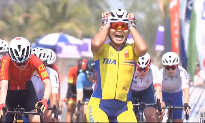 Thailand's Jutatip Maneephan (C) celebrates her victory as Vietnam's Nguyen Thi That (L) comes second at the Asian Road Cycling Championships 2025 in Phitsanulok, Thailand, Feb. 15, 2025. (Photo: VnExpress)