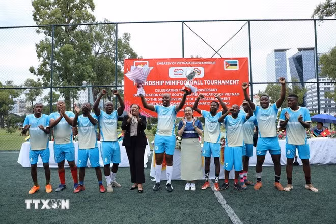 FRELIMO’s team take first place of the friendly football tournament held by the Vietnamese Embassy in Mozambique (Photo: VNA)
