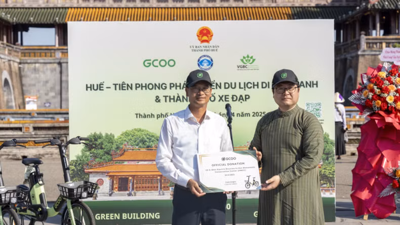GCOO donates 20 new-generation e-bikes to the Hue Monuments Conservation Centre.