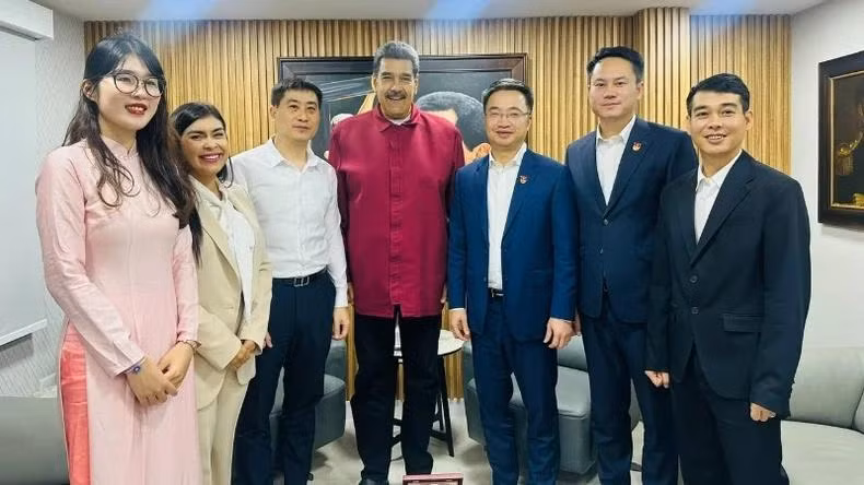 President Nicolas Maduro welcomed and took commemorative photos with the high-ranking delegation of the Ho Chi Minh Communist Youth Union during their recent visit to Venezuela in late April. (Photo courtesy of the Embassy of Viet Nam in Venezuela)