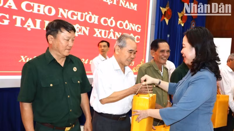 Vice President Vo Thi Anh Xuan presents gifts to revolutionary contributors in Xuan Loc District, Dong Nai Province. 