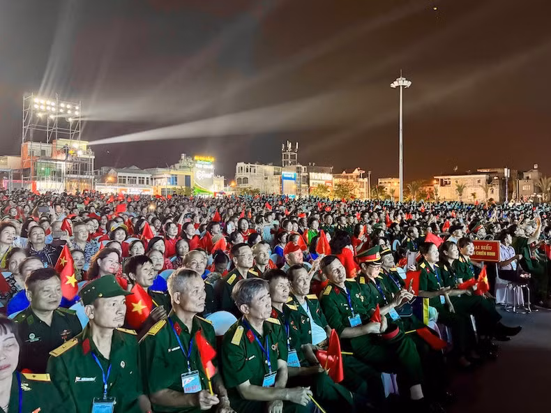 The delegates attend the ceremony.