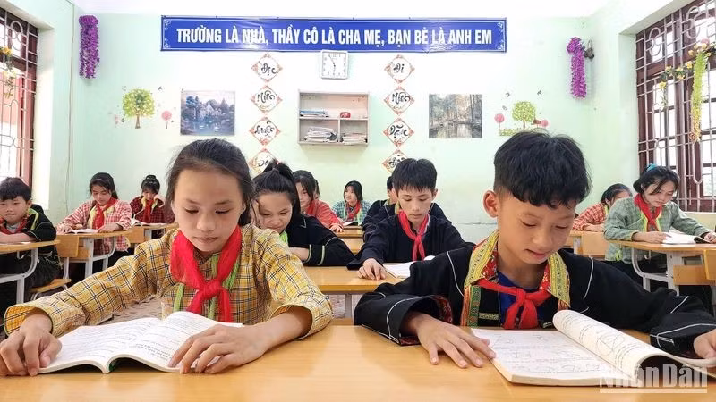 A class at Thanh Loa Semi-Boarding Primary and Secondary School for Ethnic Minority Students (Cao Loc District, Lang Son Province). (Photo: QUY TUNG)