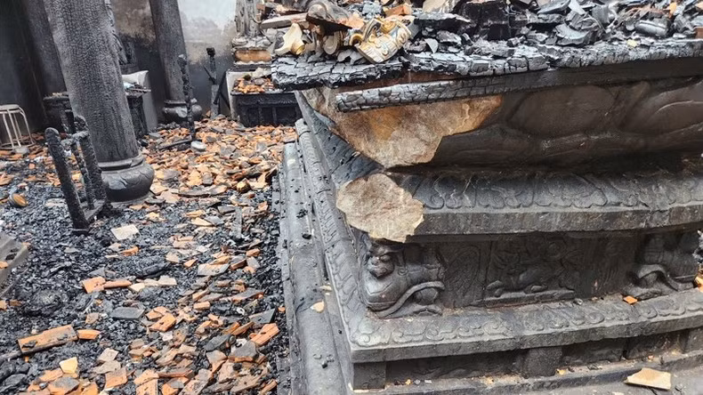 A lotus petal on the stone pedestal is broken. (Photo: Department of Cultural Heritage)