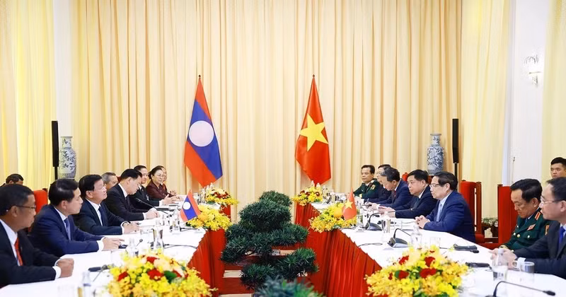 Prime Minister Phạm Minh Chinh (right) and General Secretary of the Lao People’s Revolutionary Party (LPRP) and President of Laos Thongloun Sisoulith (Photo: VNA) 