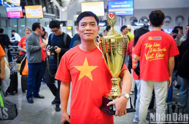 Fans place their trust in the Vietnam national team to lift the championship trophy.