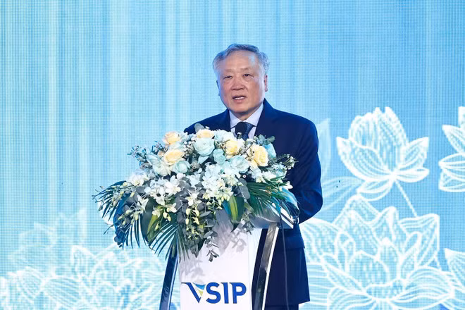 Standing Deputy Prime Minister Nguyen Hoa Binh speaks at the event. (Photo: VNA)