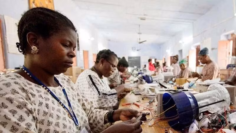 African women learn how to assemble solar power equipment components. (Photo: The United Nations)