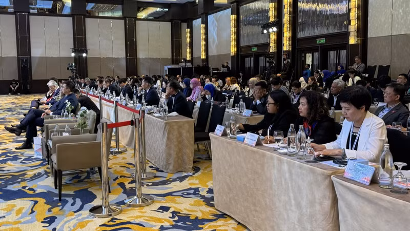 The delegates attend the forum. (Photo: VNA)