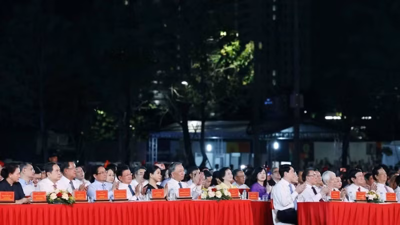 Party General Secretary To Lam and delegates attend the art programme (Photo: VNA)