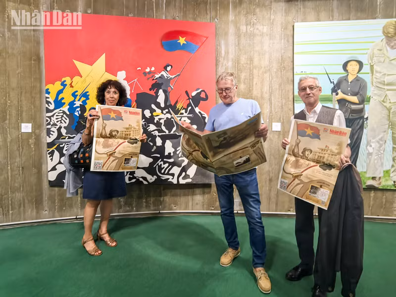 Bonhomme Gibert (centre), a representative of the General Confederation of Labour (CGT) and a long-standing friend of Viet Nam, said: “We have great admiration for President Ho Chi Minh, the revered leader of the Vietnamese people and a dear friend to generations of peace-loving French citizens. The vivid images depicting the courageous struggle of the Vietnamese people, as featured in the special supplement, bring back memories of the wholehearted support extended by French supporters during those years.”
