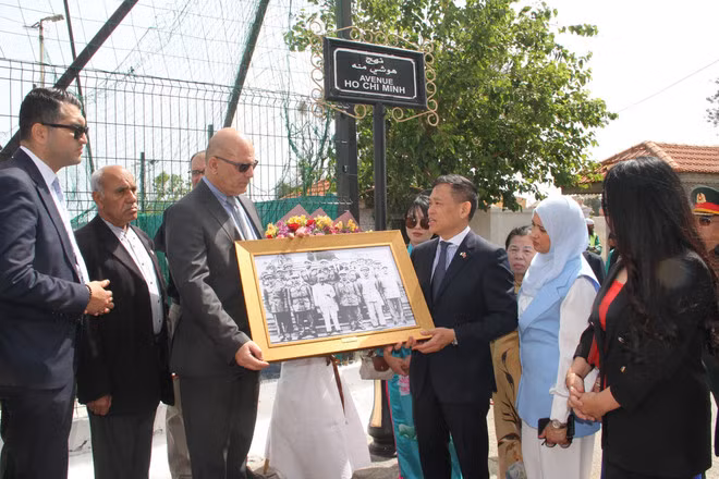 Ambassador Tran Quoc Khanh presents Djamel Belamou, Chairman of the Rais Hamidou, a surburb of Algiers where Ho Chi Minh Avenue is located, with a photo of Uncle Ho receiving the Algerian delegation visiting Viet Nam in 1958. (Photo: VNA) Ambassador Tran Quoc Khanh presents Djamel Belamou, Chairman of the Rais Hamidou, a surburb of Algiers where Ho Chi Minh Avenue is located, with a photo of Uncle Ho receiving the Algerian delegation visiting Viet Nam in 1958. (Photo: VNA)