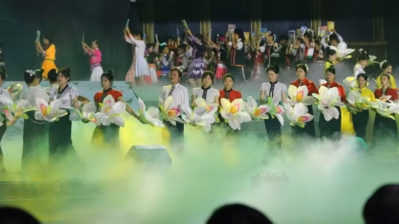 Hundreds of artists, artisans and students from Dien Bien Province participate in the opening ceremony of the Dien Bien Ban Flower Festival 2025.
