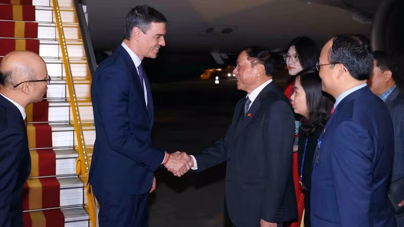 Vietnamese Minister of Culture, Sport and Tourism Nguyen Van Hung (R) welcomes Spanish Prime Minister Pedro Sánchez at the airport. (Photo: VNA) 