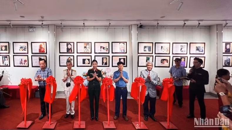 The ribbon cutting ceremony for the opneing of the exhibition.
