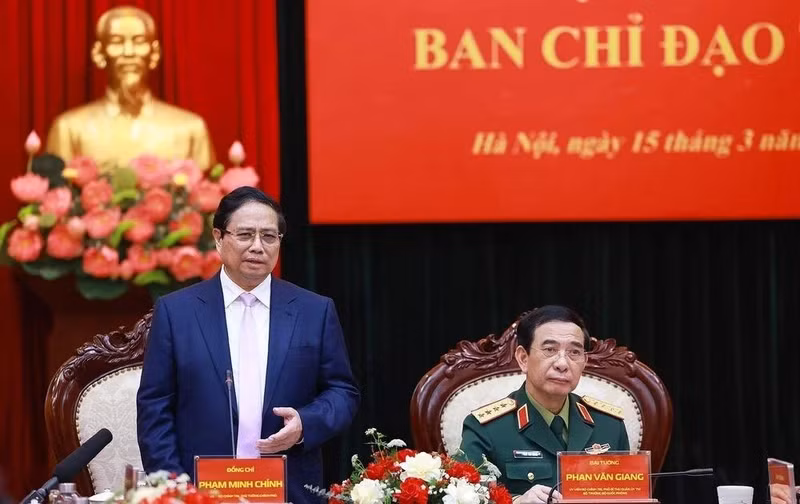 PM Pham Minh Chinh (L) speaks at a working session with Viettel. (Photo: VNA) 