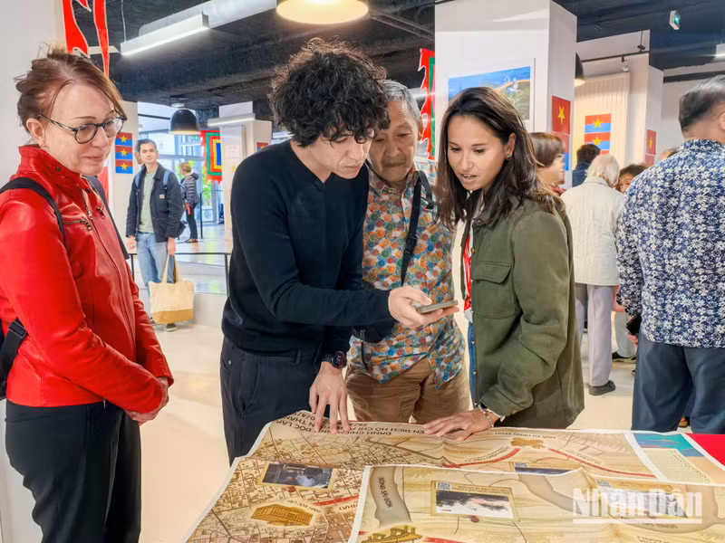 The supplement also attracts the interest of second- and third-generation overseas Vietnamese in France, serving as a “link” connecting them with their roots.