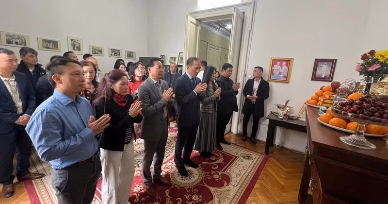Ambassador Do Duc Thanh (fourth, left), the embassy's staff and representatives of Vietnamese associations in Romania offer incense in tribute to President Ho Chi Minh. (Photo: VNA) 