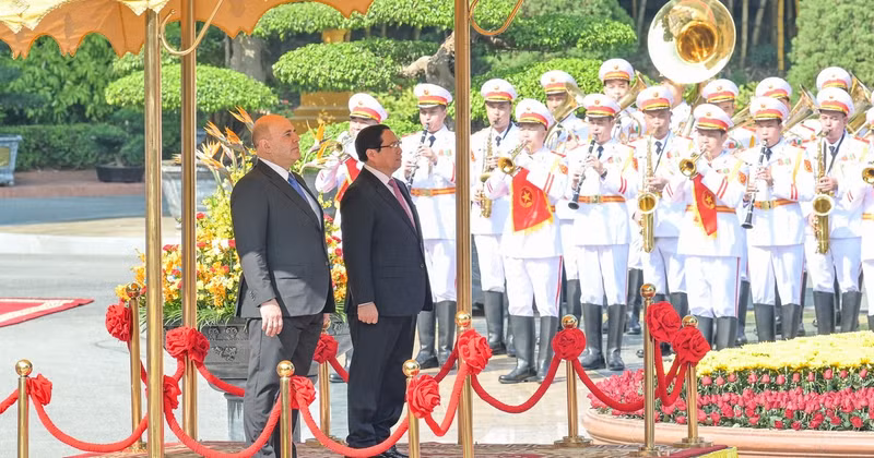 Prime Minister Pham Minh Chinh and his Russian counterpart Mikhail Vladimirovich Mishustin on the podium.