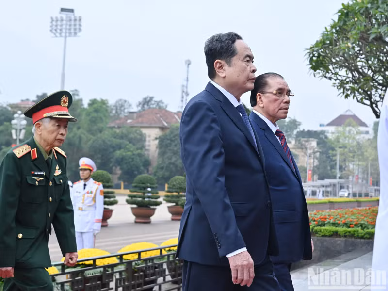 Former General Secretary Nong Duc Manh and National Assembly Chairman Tran Thanh Man also pay homage to President Ho Chi Minh. Former General Secretary Nong Duc Manh and National Assembly Chairman Tran Thanh Man also pay homage to President Ho Chi Minh.