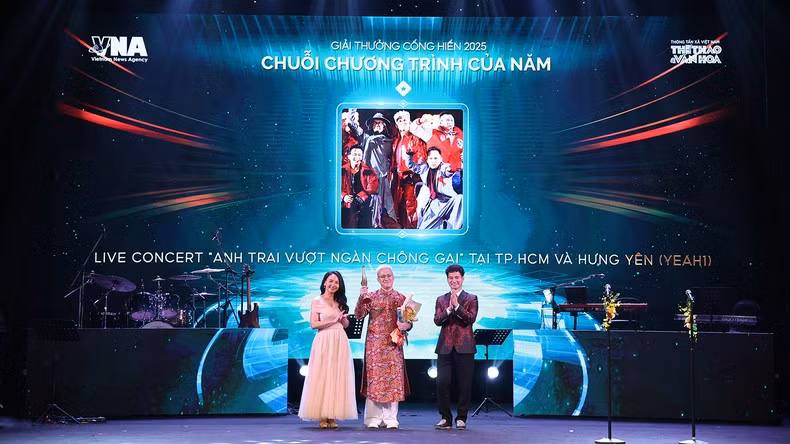 An Zuno, Communications Director of YeaH1 Group, receives the Series of the Year award.