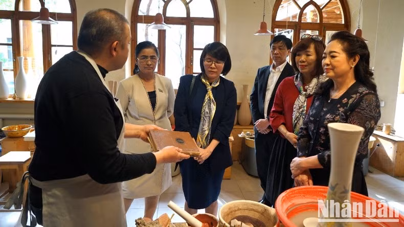 The son of ceramic artisan Akbar Rakhimov introduces NA Chaiman’s spouse Nguyen Thi Thanh Nga to the traditional ceramic culture of his family and their efforts to pass down the craft to younger generations.