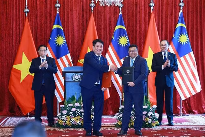 Vietnamese Prime Minister Pham Minh Chinh and his Malaysian counterpart Anwar Ibrahim on May 25 witness the signing of a memorandum of understanding on cooperation between Viet Nam Electricity (EVN) and Tenaga Nasional Berhad (TNB) – Malaysia’s national power utility. (Photo: VNA)