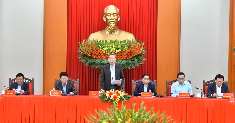 Party General Secretary To Lam chairs the meeting of the sub-committee in charge of documents for the 14th National Party Congress.