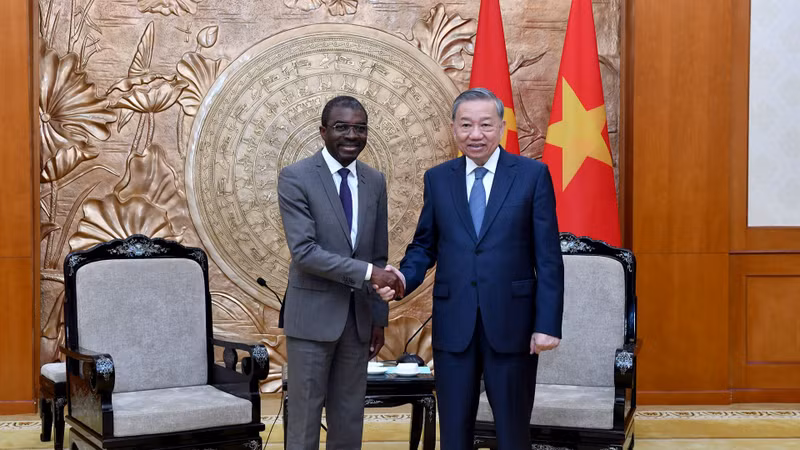 Party General Secretary To Lam (R) hosts a reception for Lazare Eloundou Assomo, Director of the UNESCO World Heritage Centre. (Photo: NDO)