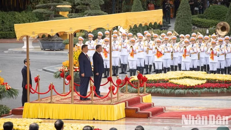 General Secretary of the Communist Party of Vietnam Central Committee To Lam (L) and General Secretary of the Communist Party of China Central Committee and President of China Xi Jinping at the welcome ceremony for the top Chinese leader in Hanoi on April 14 afternoon. (Photo: NDO)