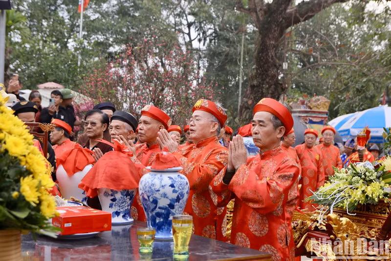 Elders perform rituals of water and fish offering rituals at Tran Temple.