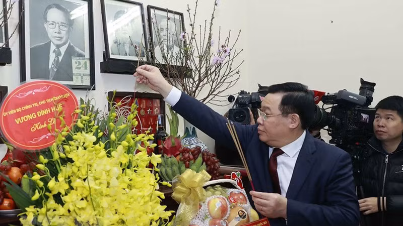 NA Chairman Vuong Dinh Hue pays tribute to late NA leader Le Quang Dao. (Photo: VNA)