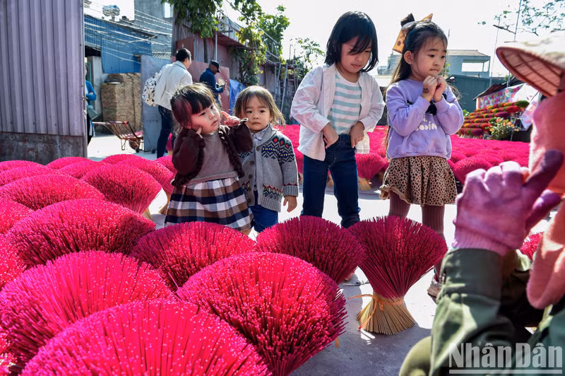 Foreign children are quite interested and curious about the colourful incense. Foreign children are quite interested and curious about the colourful incense.