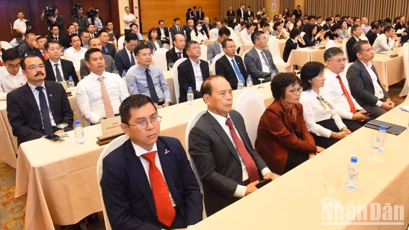 The delegates attend the ceremony.