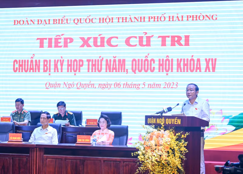 The specialised deputy head of the NA deputies’ delegation of Hai Phong City La Thanh Tan presents a report to voters.