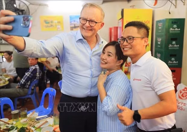 Australian Prime Minister Anthony Albanese takes a selfie with two young Vietnamese people. (Photo: VNA)