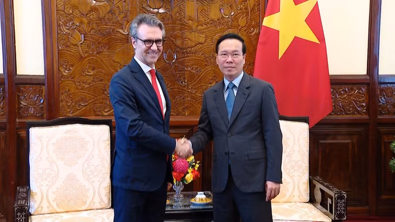 President Vo Van Thuong (right) receives Ambassador Giorgio Aliberti. (Photo: Hong Quan)