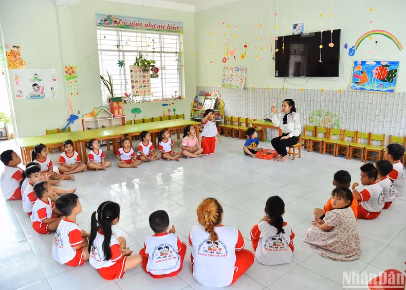There is no kindergarten exclusively for children in the commune, the school's management board proposed the local leaders open two more preschool classes with about 60 students.