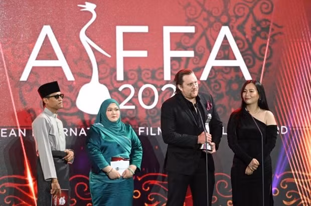 Director Aron Toronto and screenwriter Nha Uyen receive the award on behalf of Kim B. (Photo courtesy of the organisers)